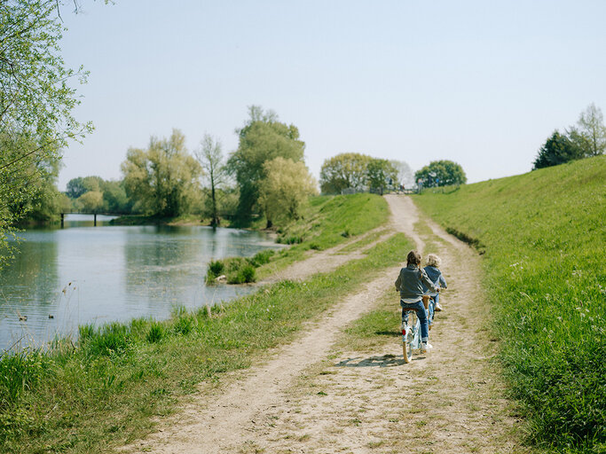 Enfants à vélo le long de la Meuse